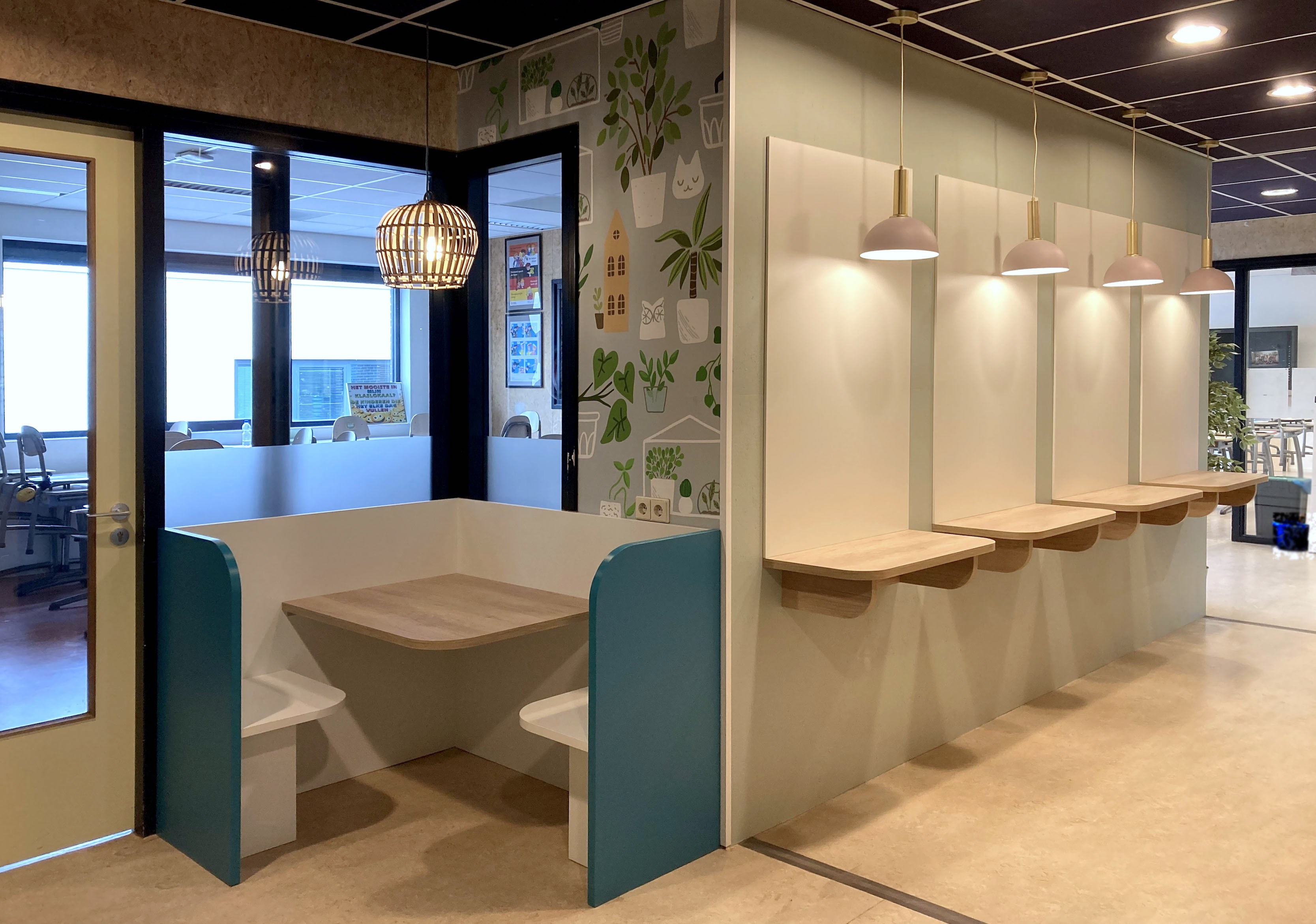 Sta bureaus in doorgang en samenwerk-hoek